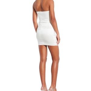 White short formal with detachable mini train/bow. Medium but fits like an XS.